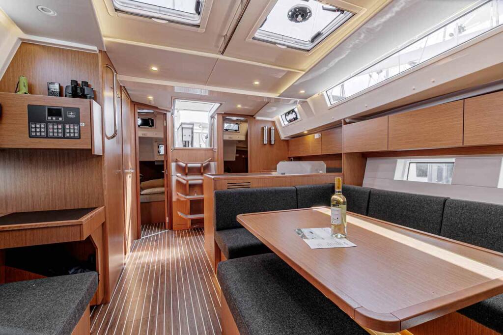 Sailing yacht 