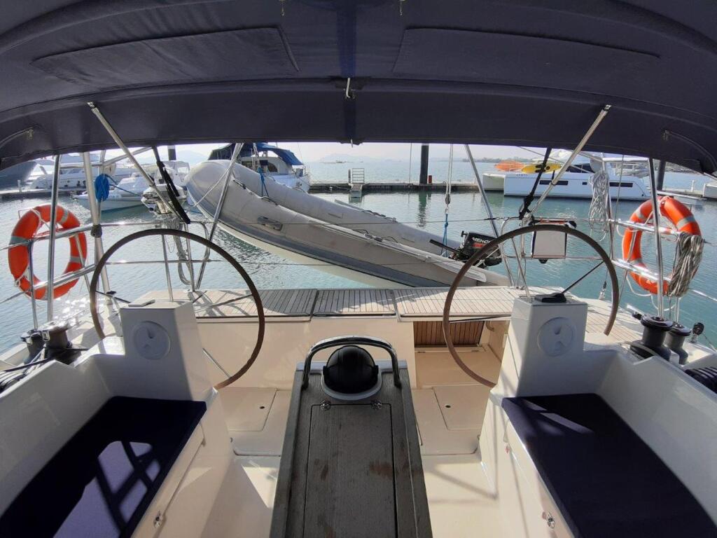 Sailing yacht 