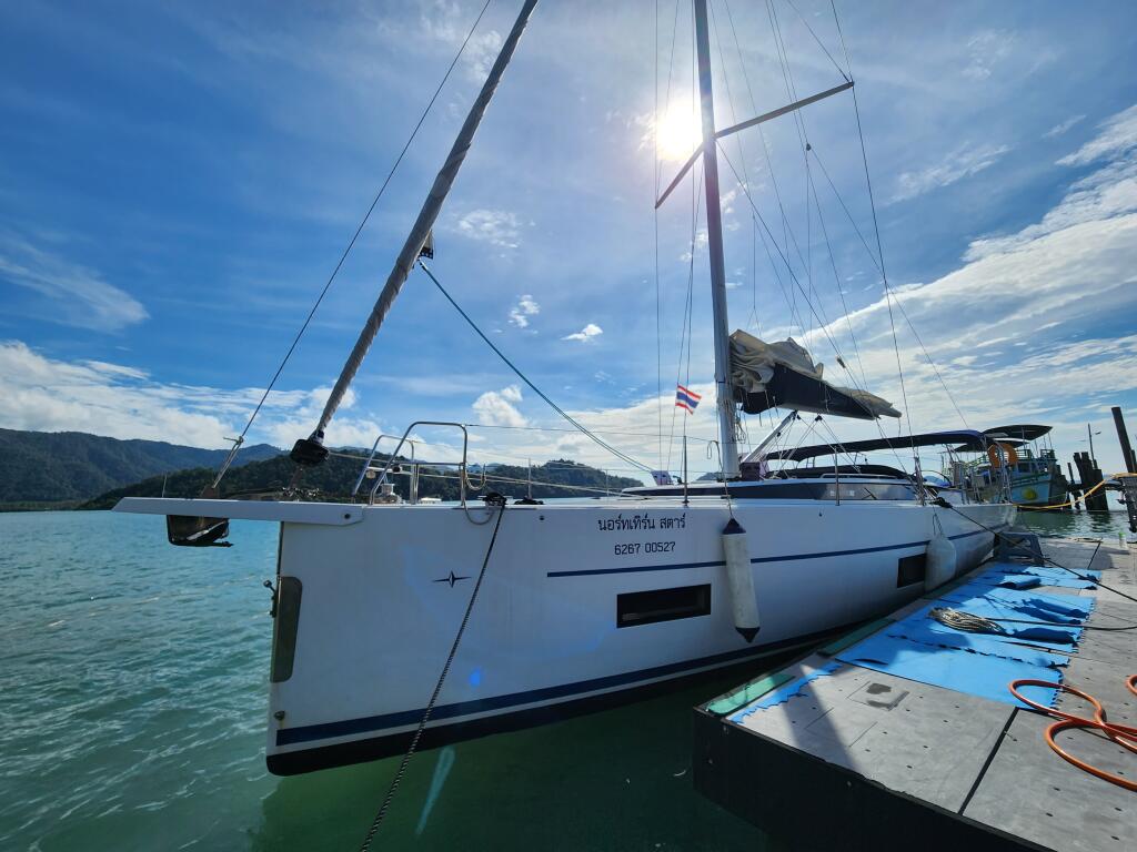 Sailing yacht 