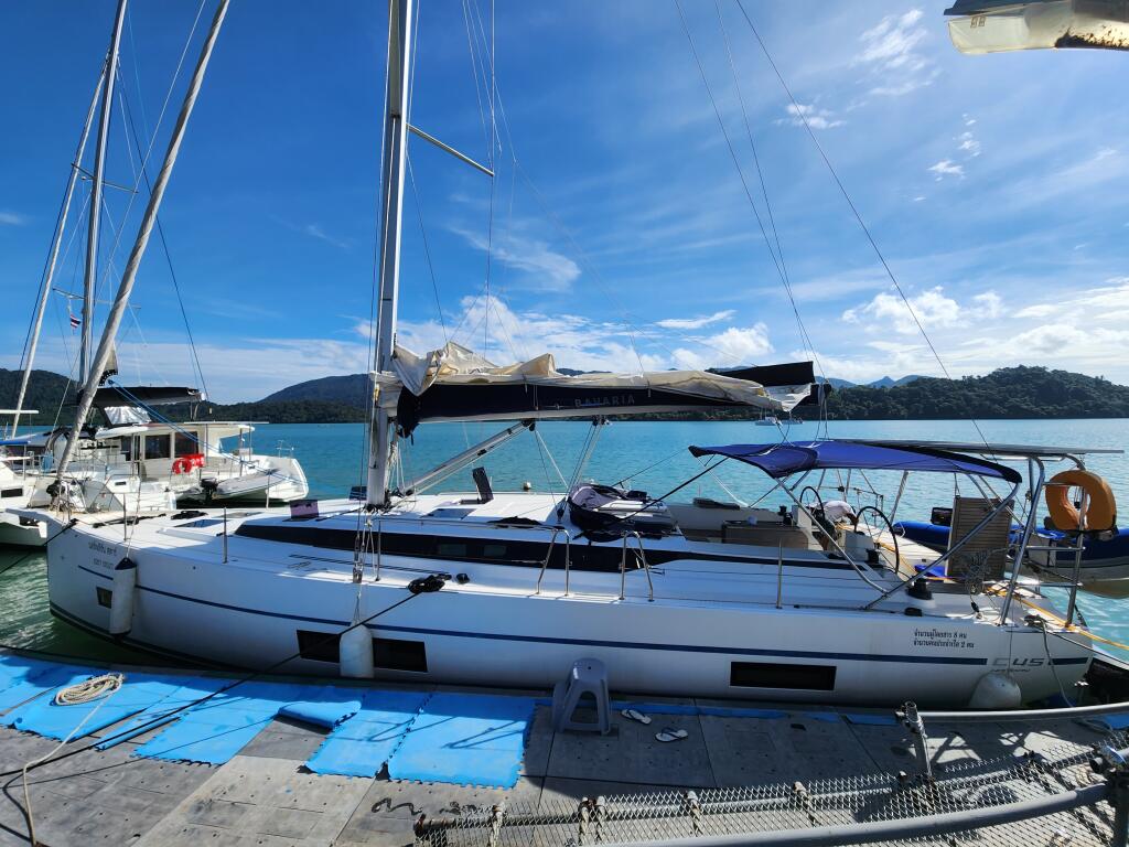 Sailing yacht 
