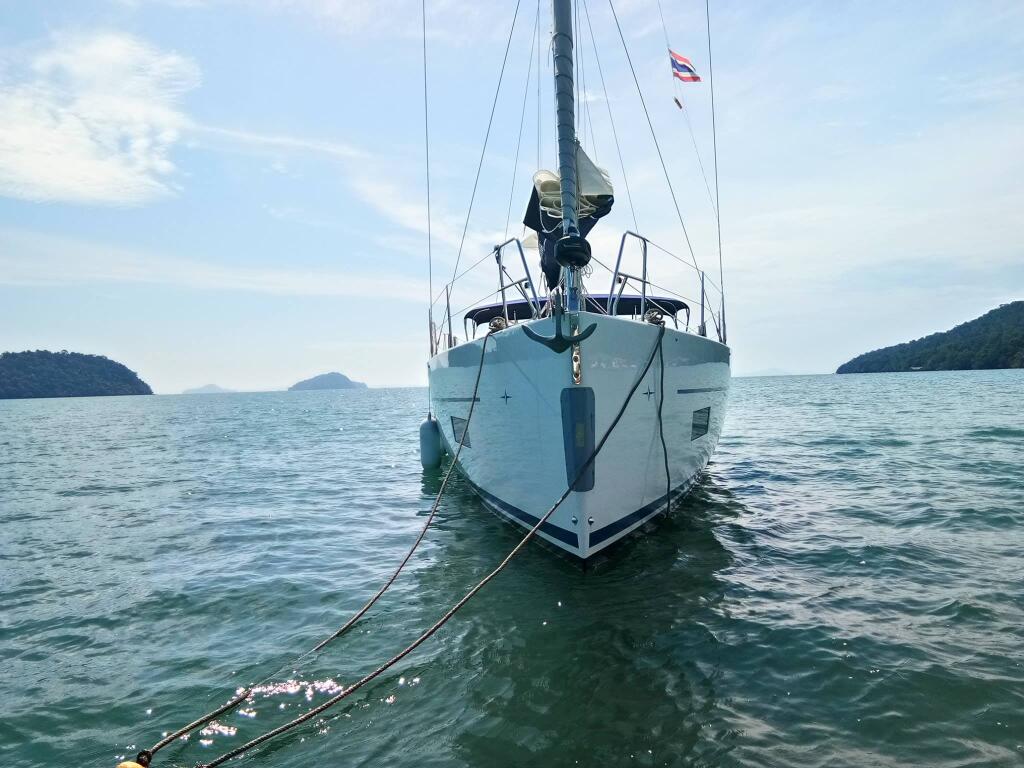 Sailing yacht 