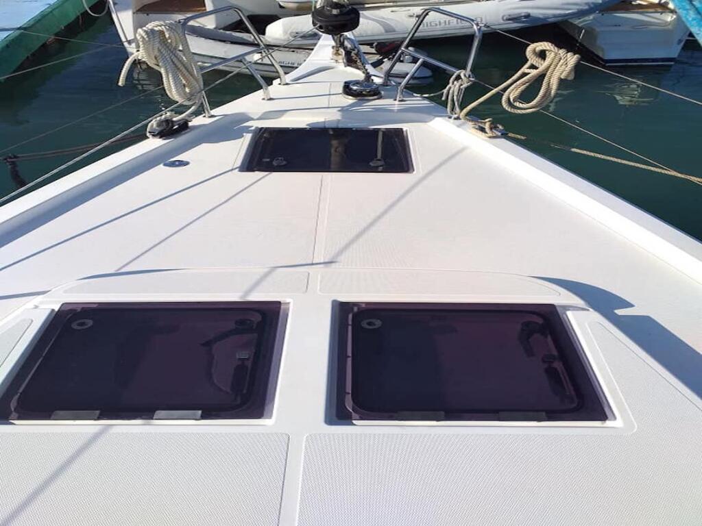 Sailing yacht 