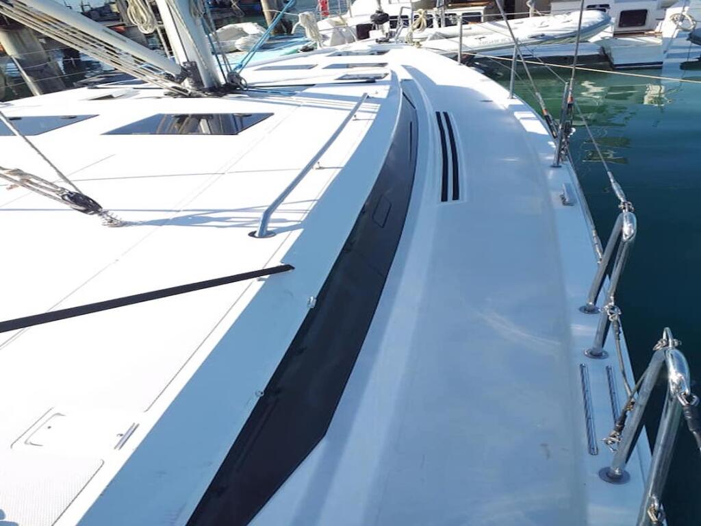 Sailing yacht 