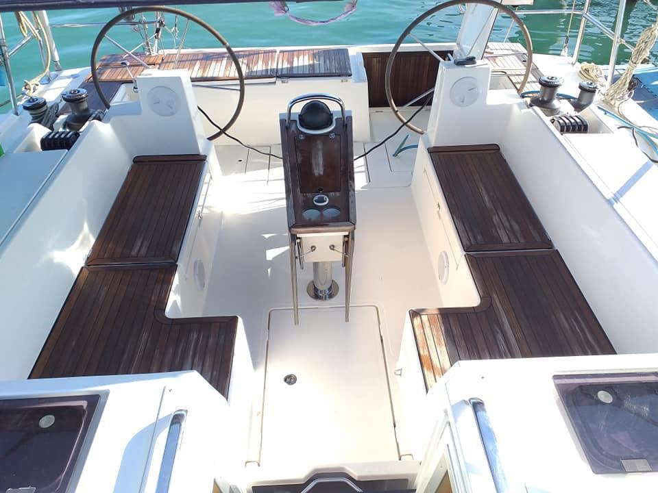 Sailing yacht 