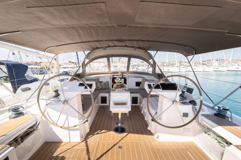 Sailing yacht 