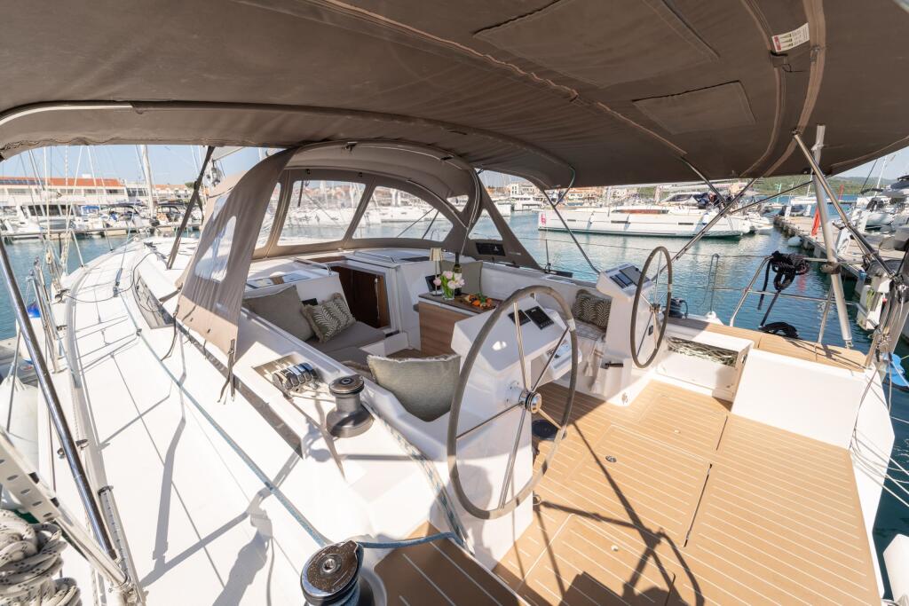 Sailing yacht 