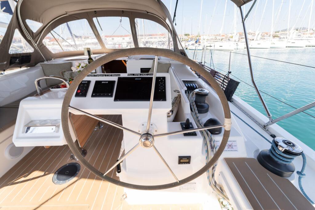Sailing yacht 