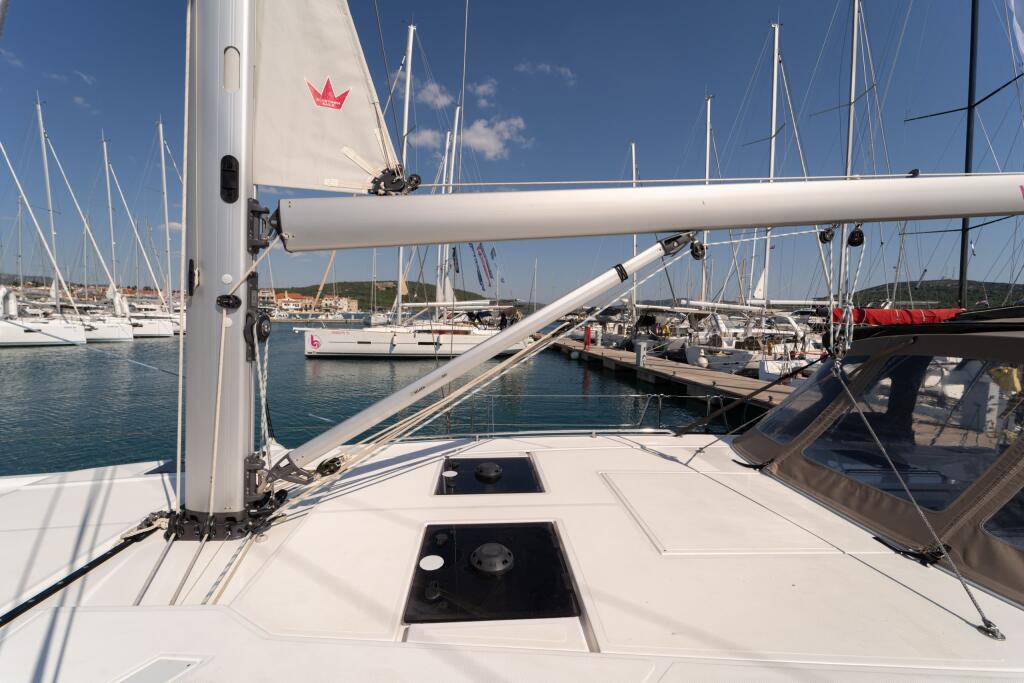 Sailing yacht 