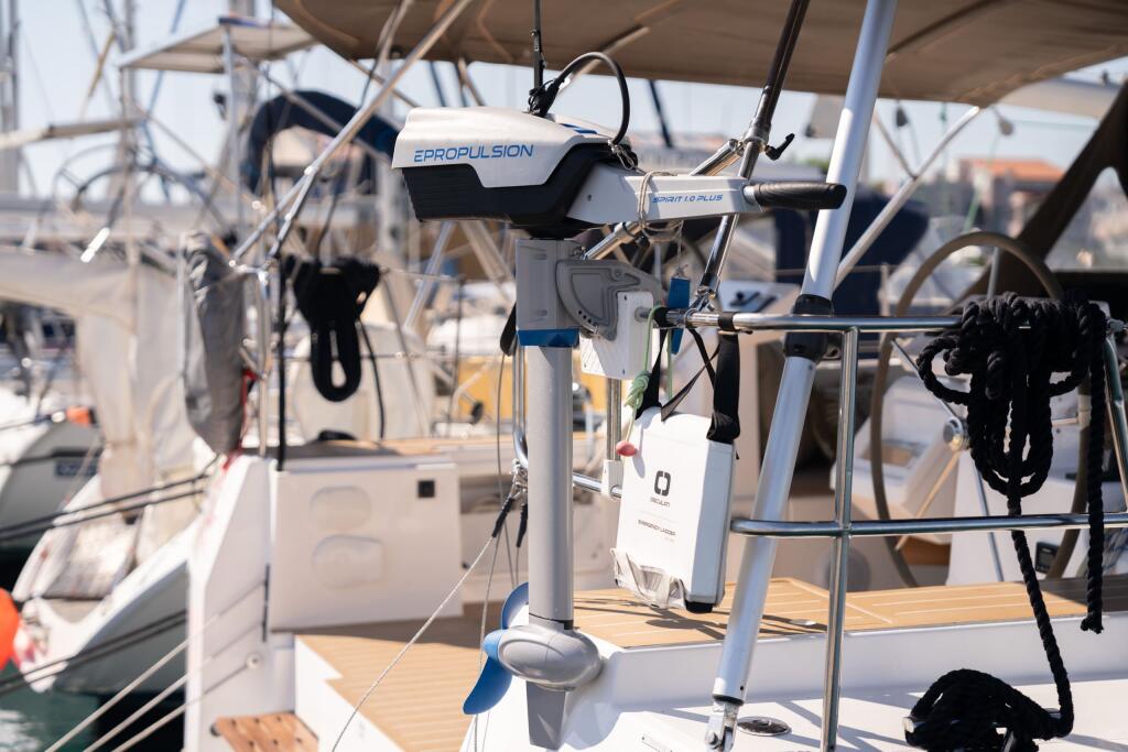 Sailing yacht 