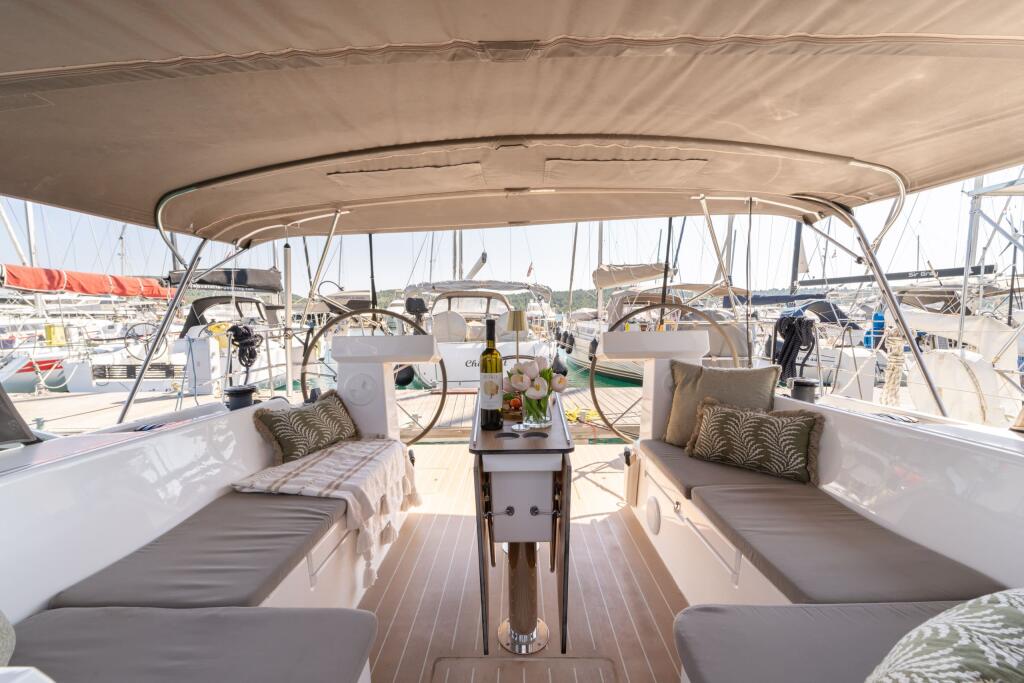 Sailing yacht 