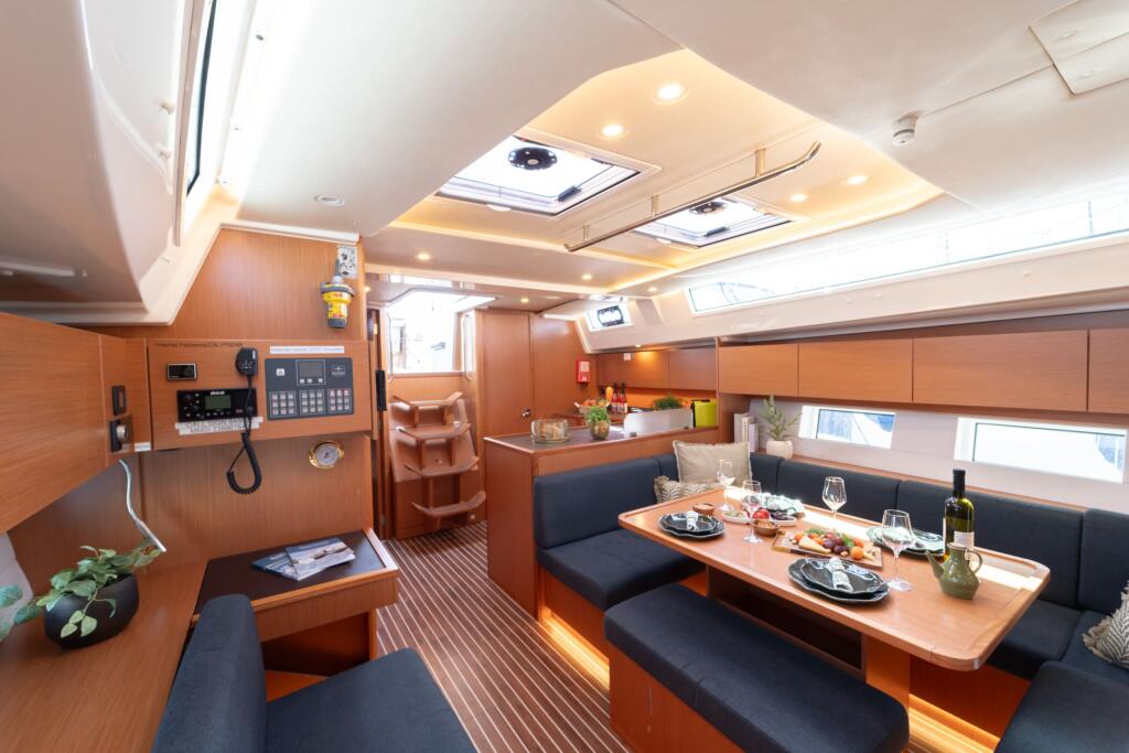 Sailing yacht 