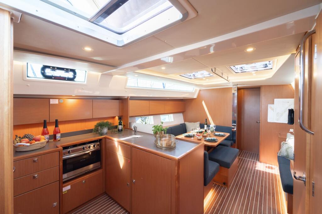 Sailing yacht 