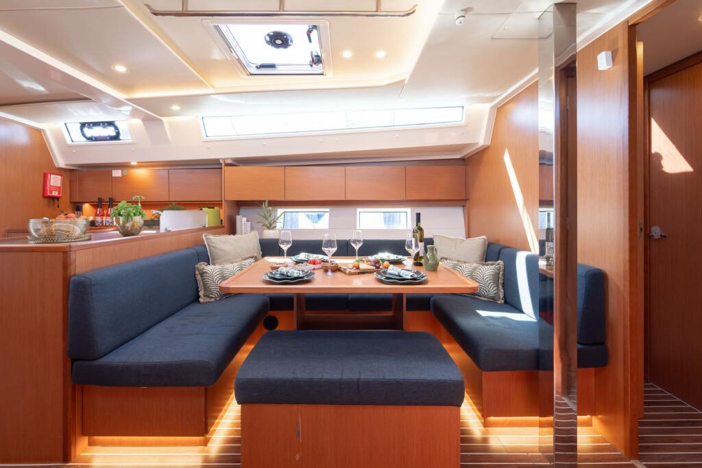 Sailing yacht 