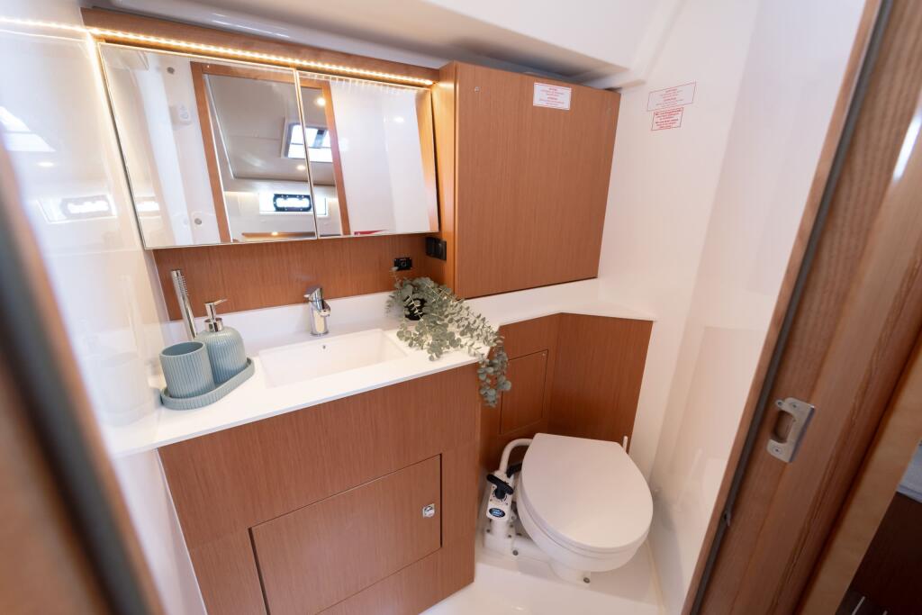 Sailing yacht 