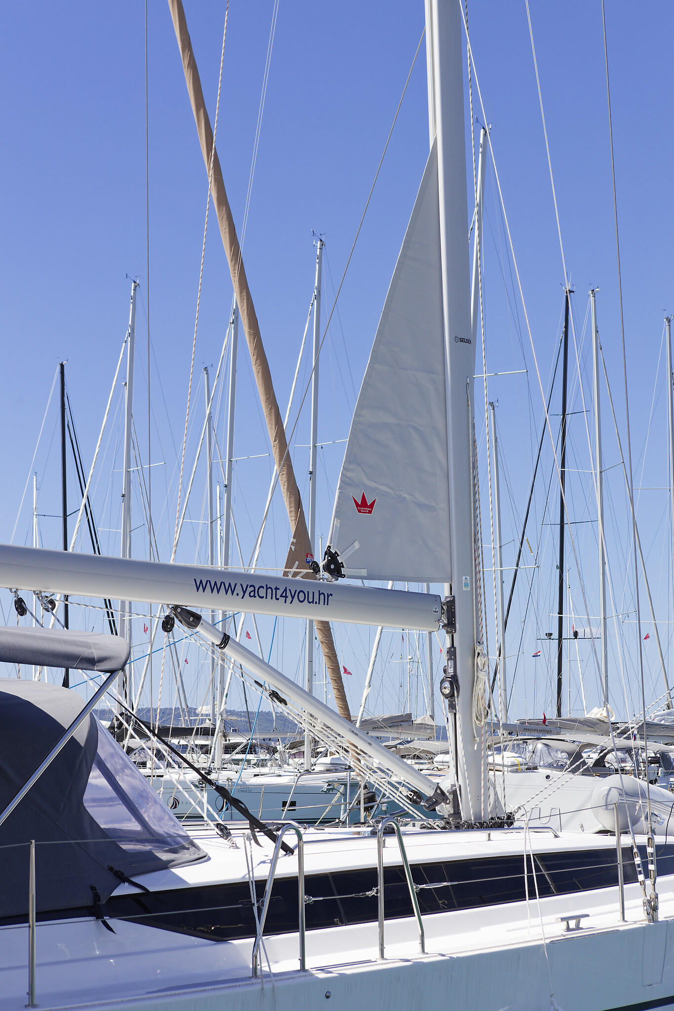 Sailing yacht 