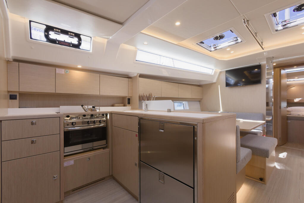 Sailing yacht 