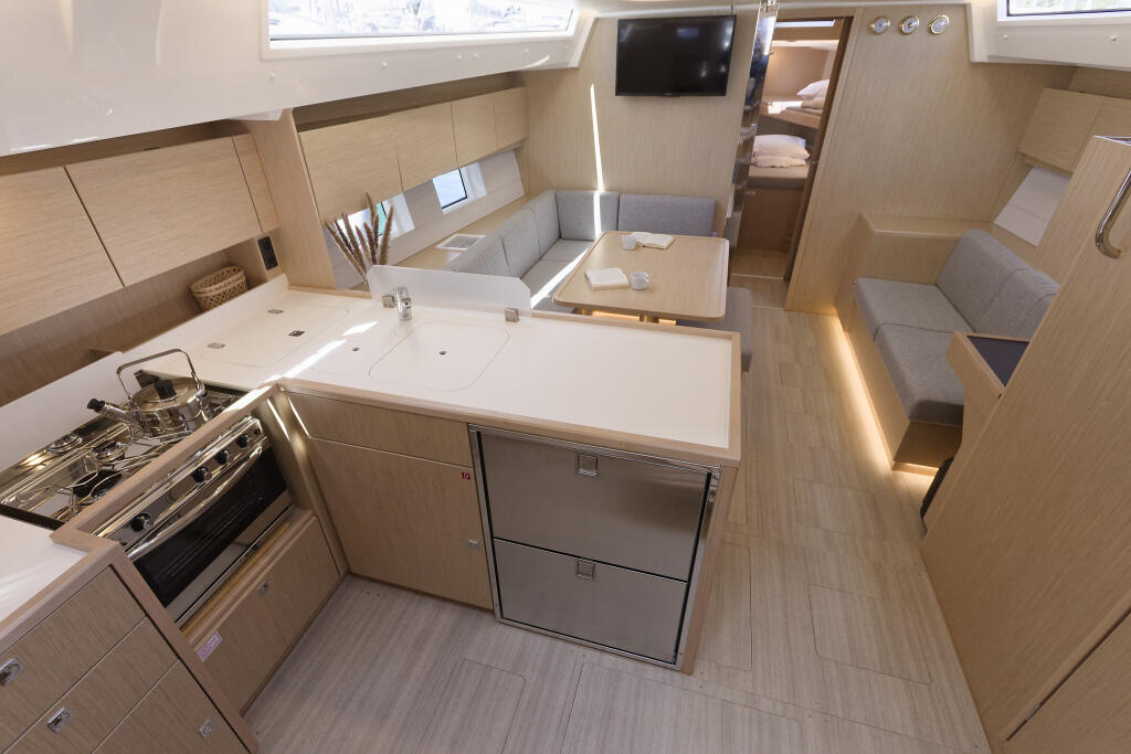 Sailing yacht 