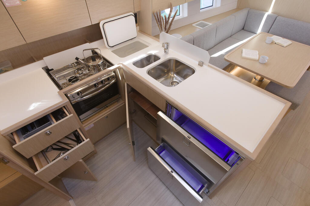 Sailing yacht 