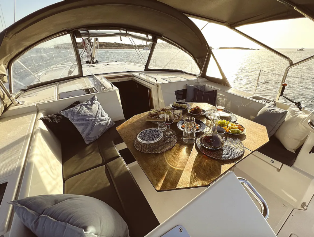 Sailing yacht 