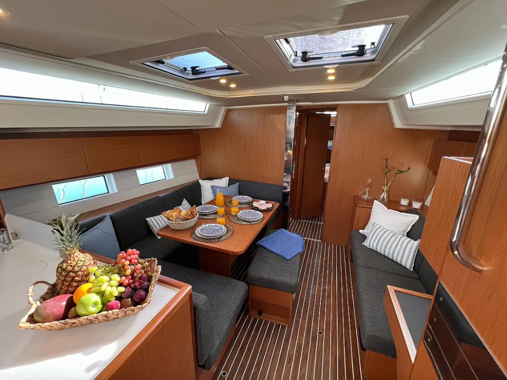 Sailing yacht 