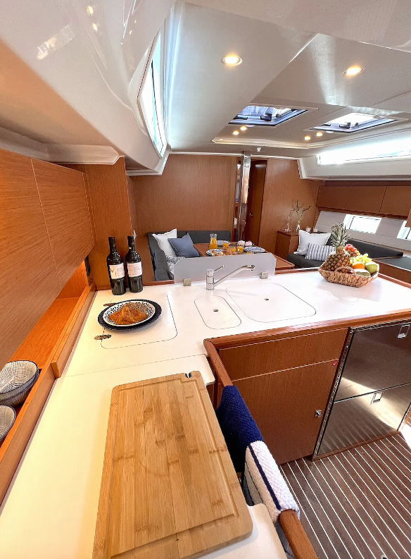 Sailing yacht 