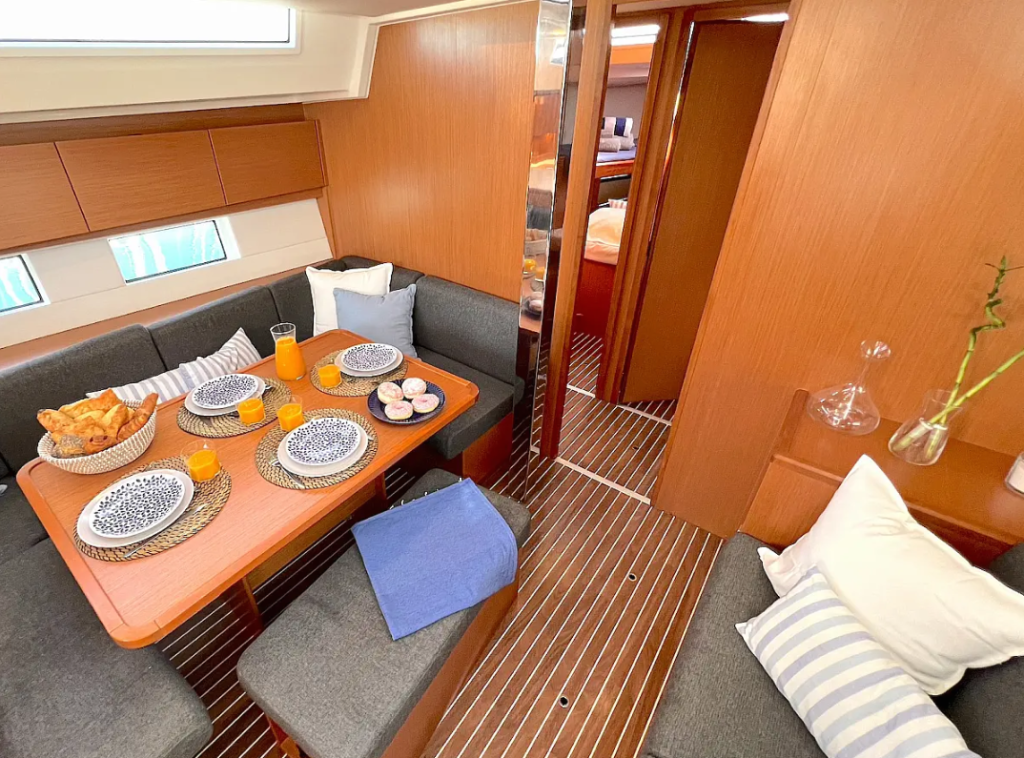 Sailing yacht 