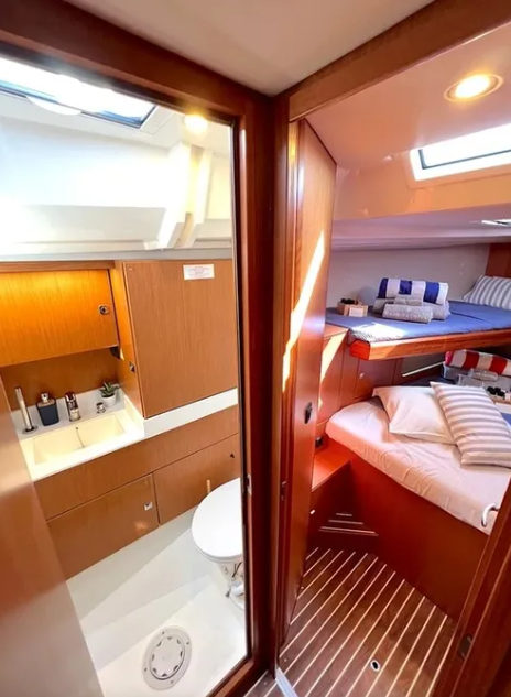 Sailing yacht 