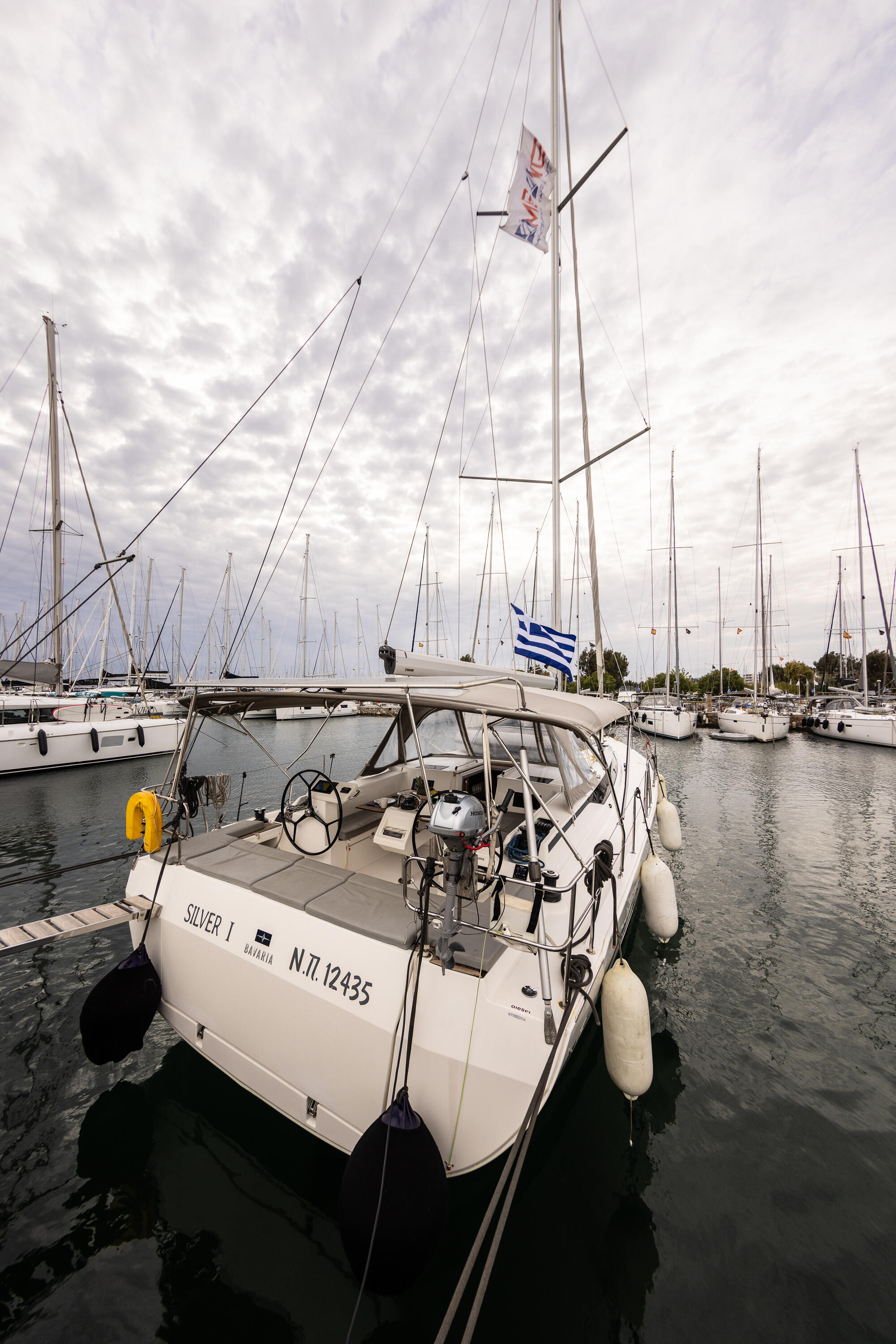Sailing yacht 