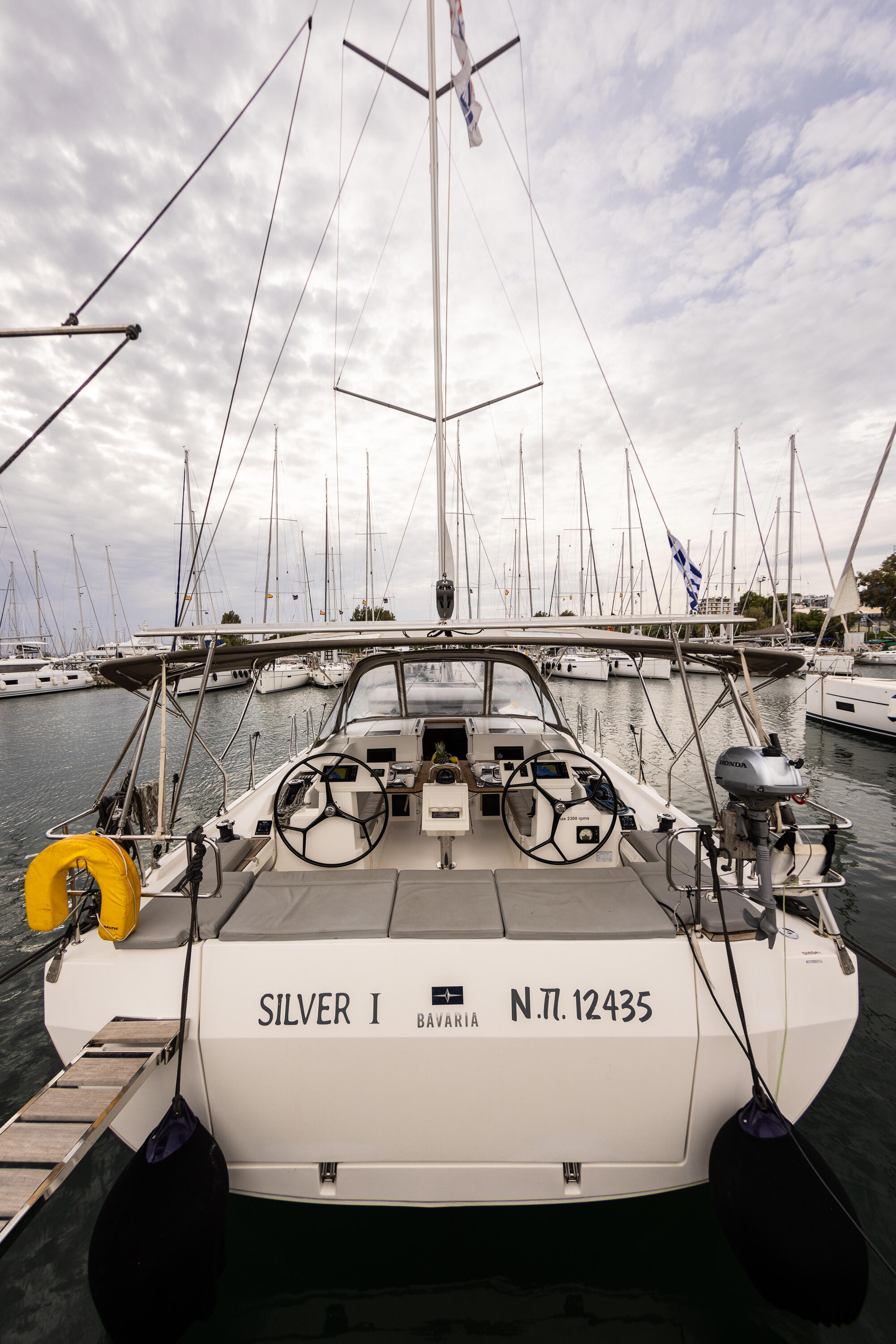 Sailing yacht 