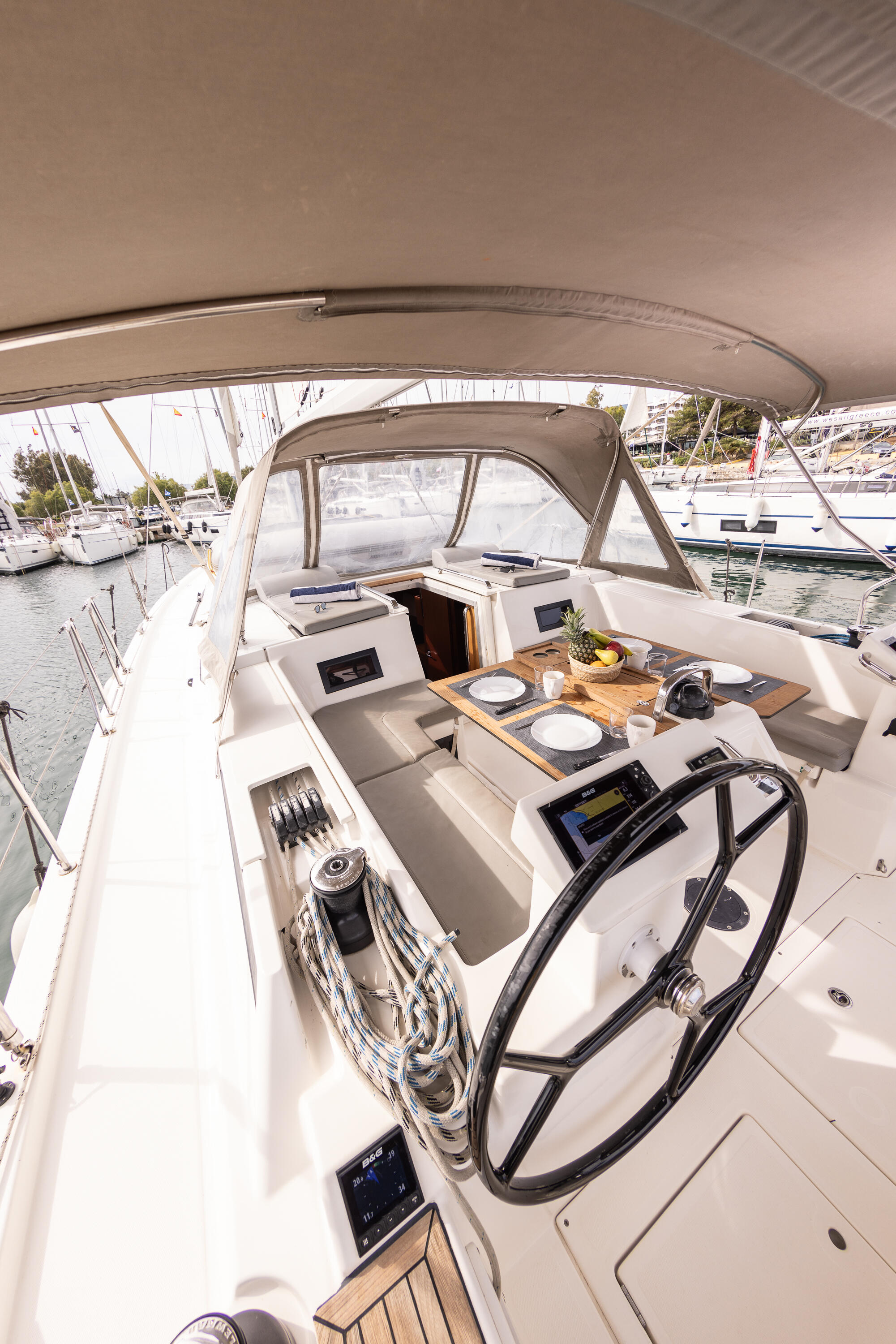 Sailing yacht 