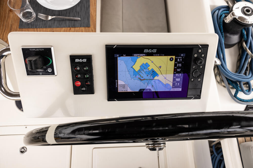 Sailing yacht 