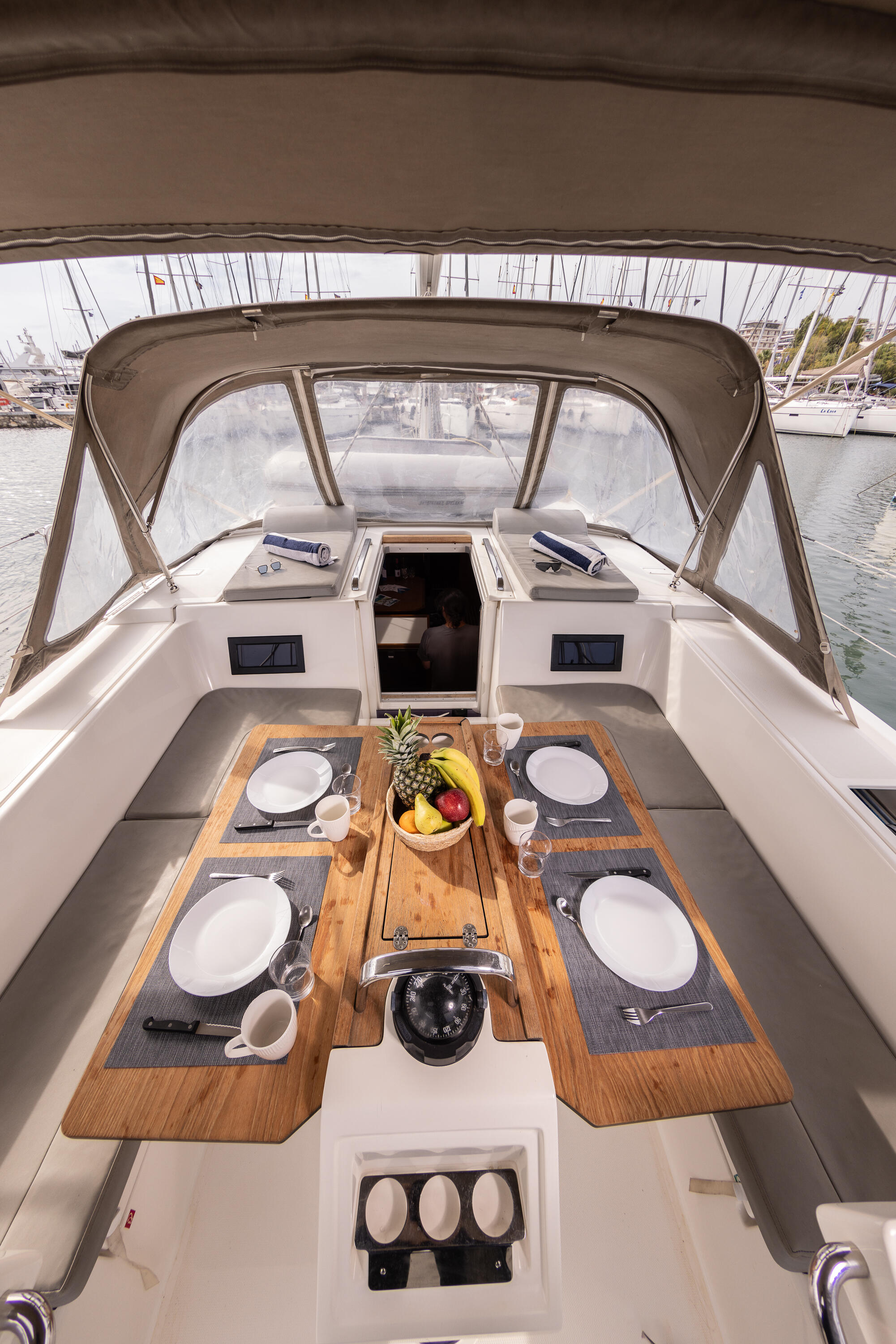Sailing yacht 