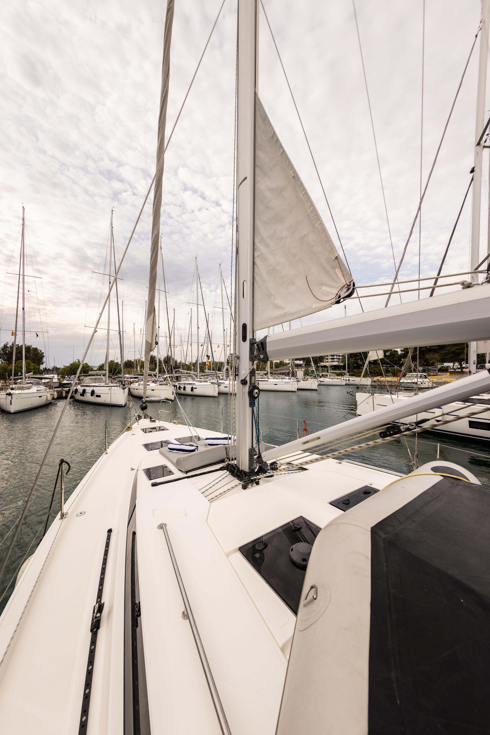 Sailing yacht 