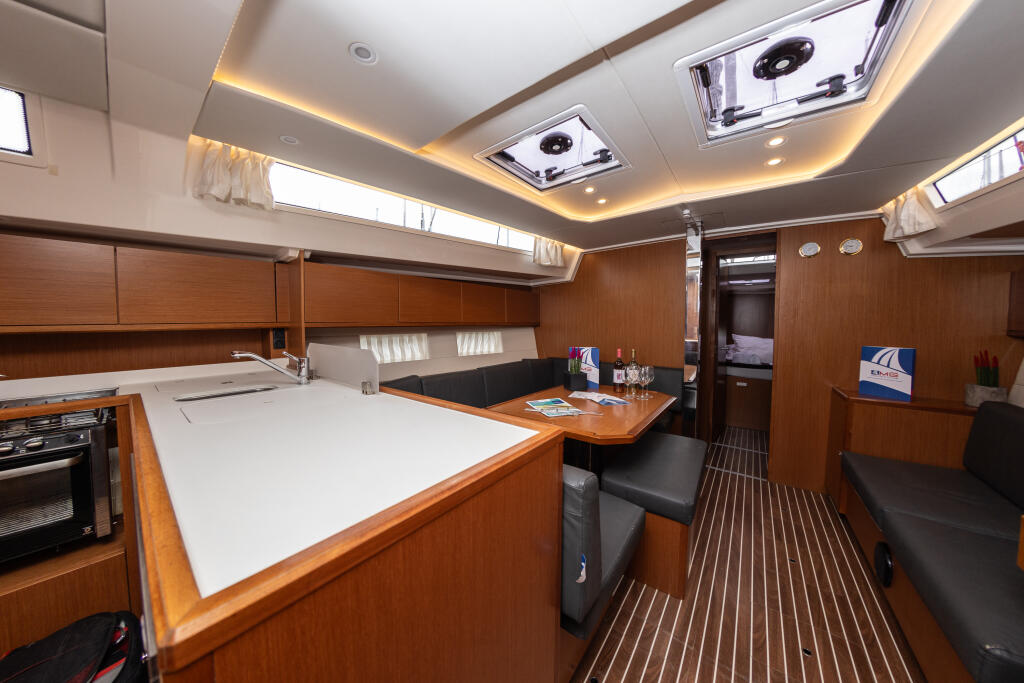 Sailing yacht 