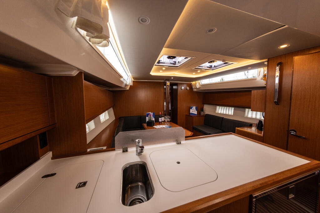 Sailing yacht 