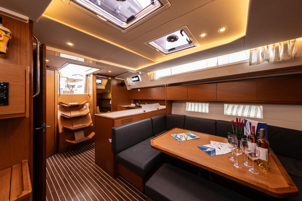 Sailing yacht 