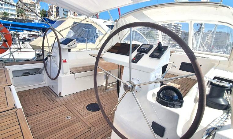 Sailing yacht 