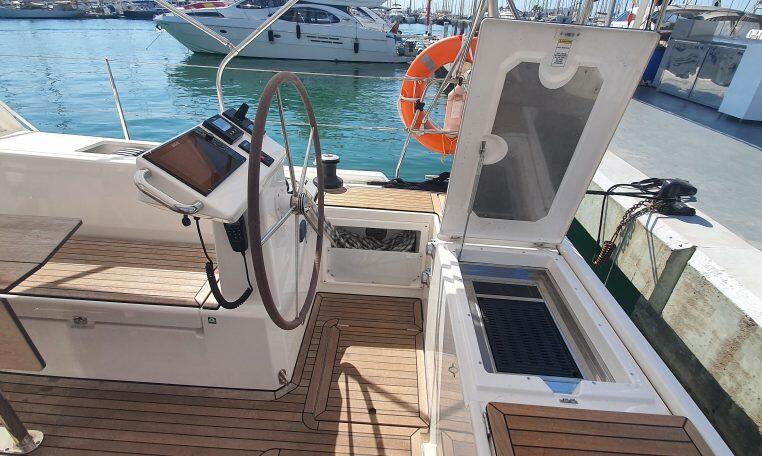 Sailing yacht 