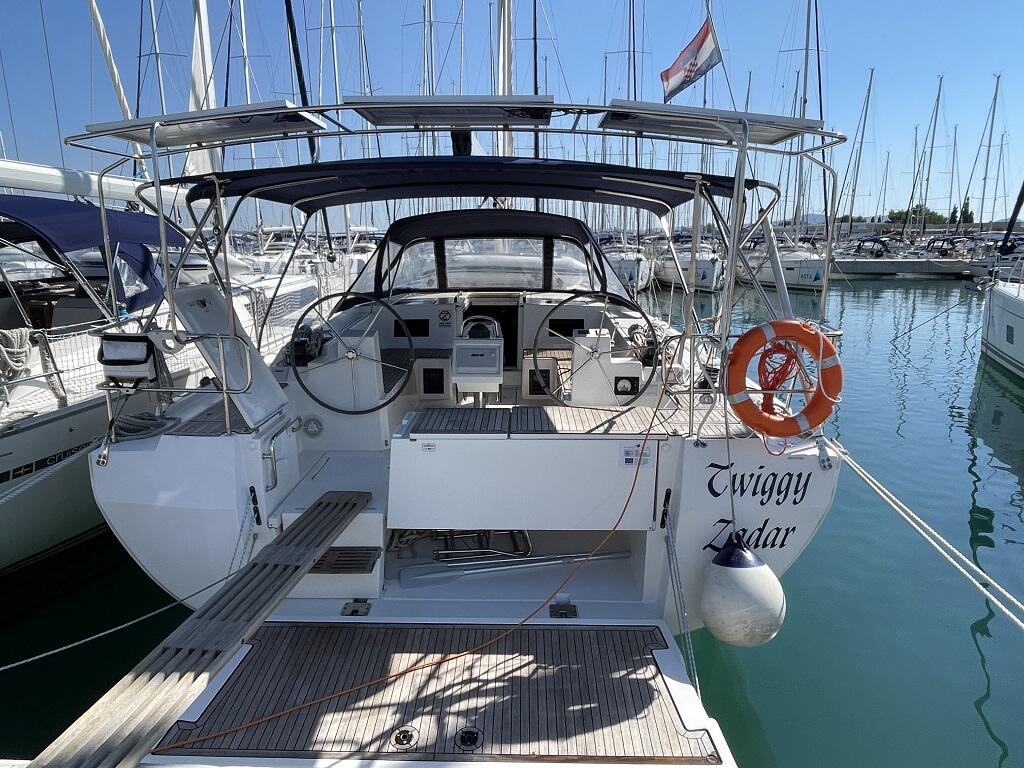 Sailing yacht 