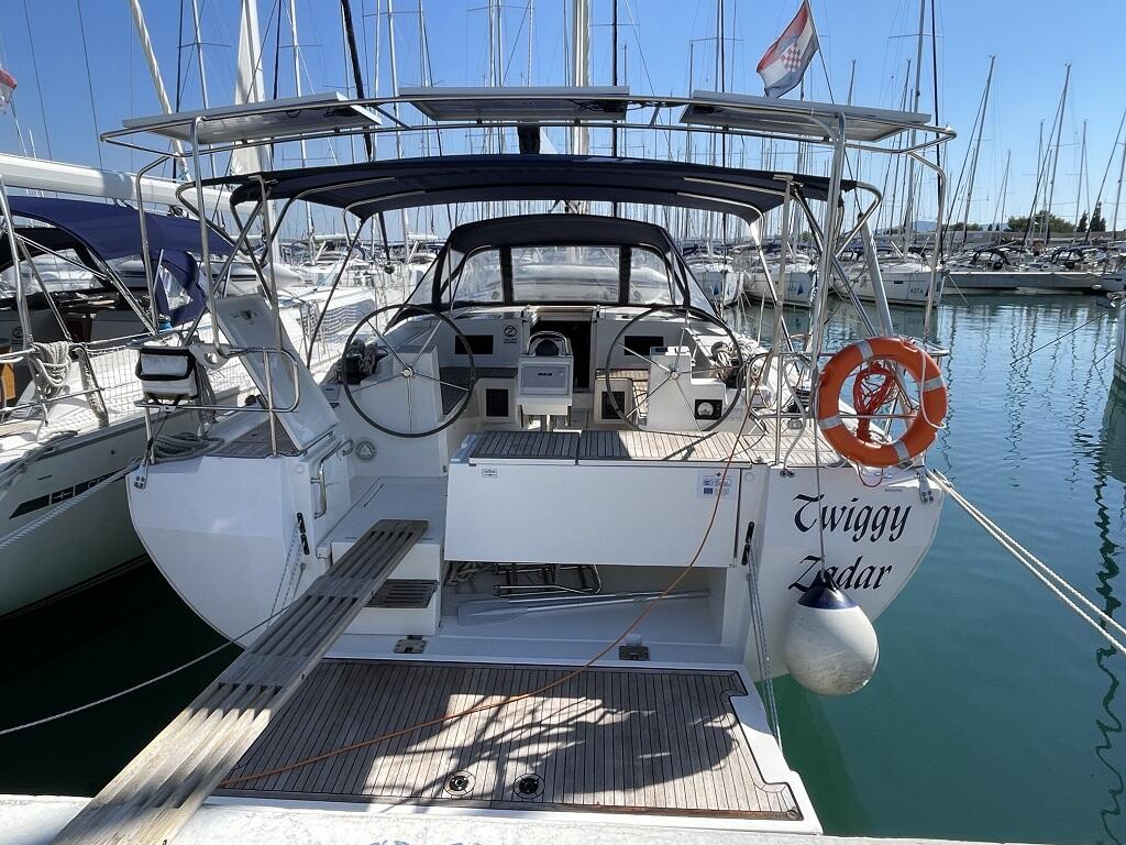 Sailing yacht 