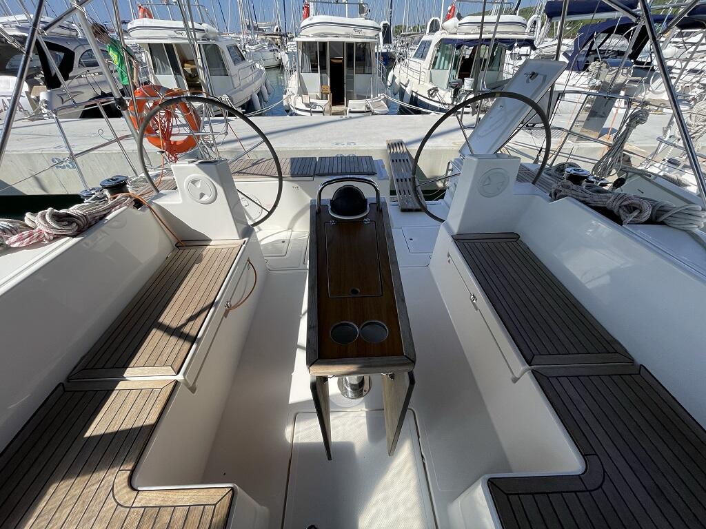 Sailing yacht 