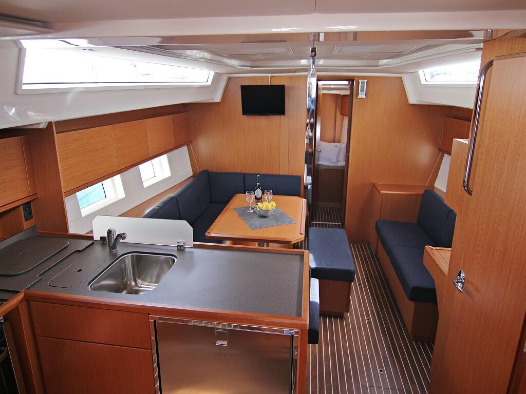 Sailing yacht 