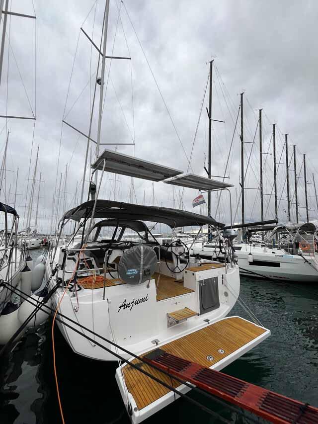 Sailing yacht 