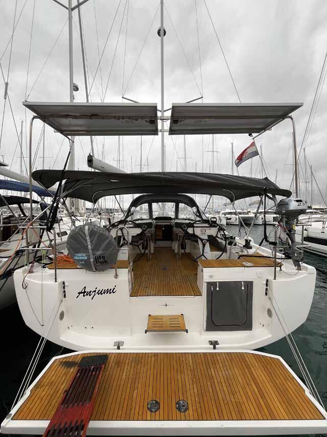 Sailing yacht 