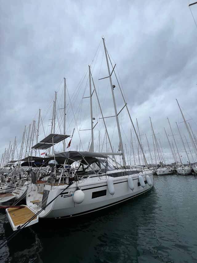 Sailing yacht 