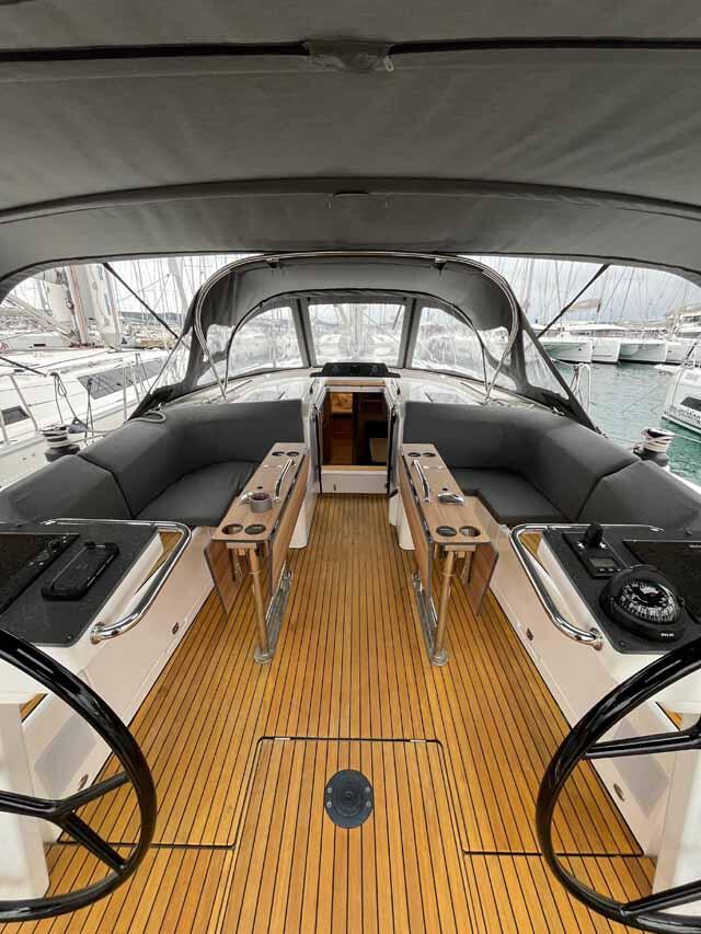 Sailing yacht 