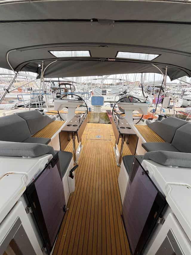 Sailing yacht 