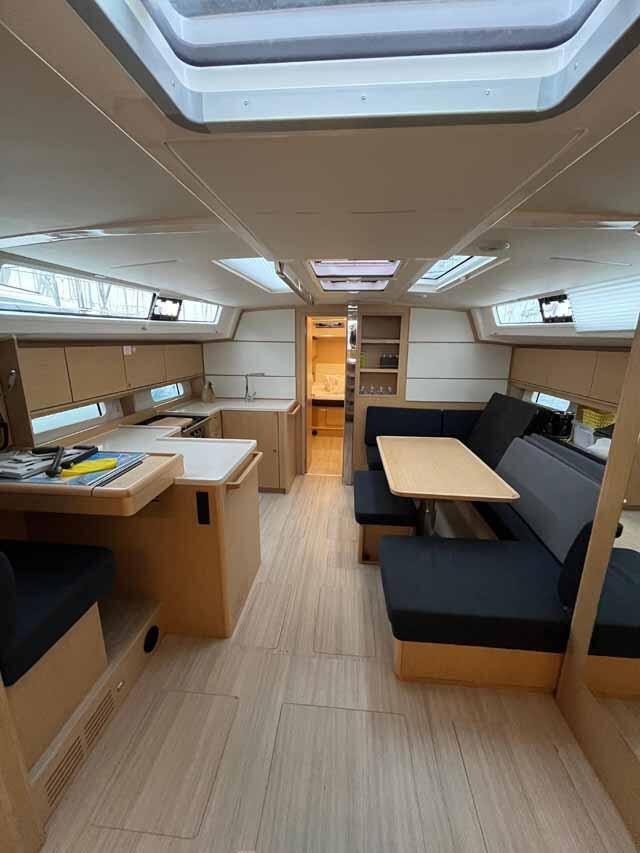 Sailing yacht 