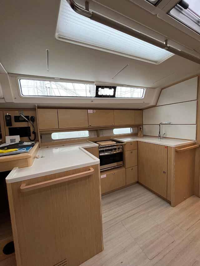 Sailing yacht 