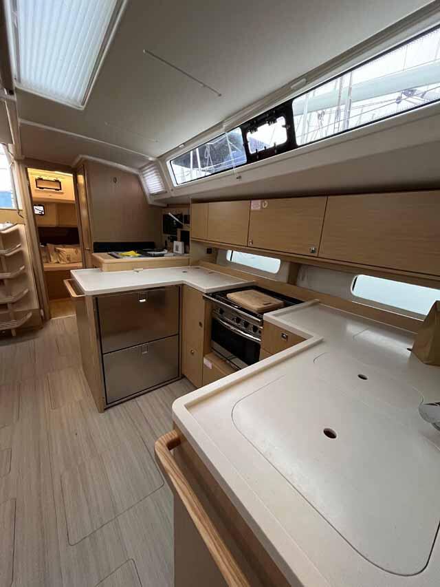 Sailing yacht 